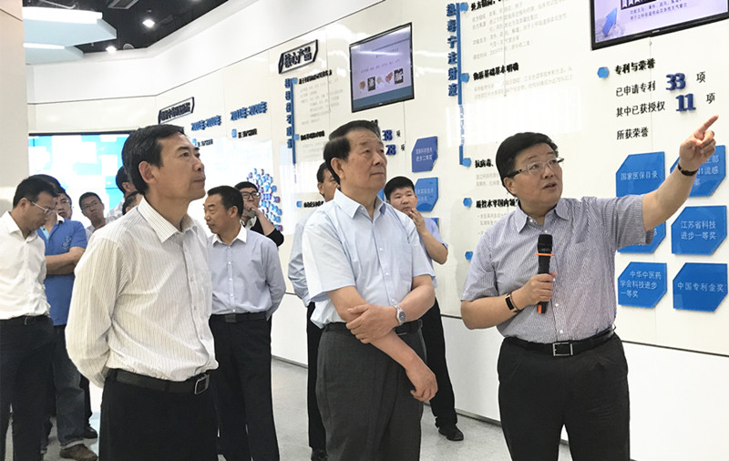 江苏发展大会连云港籍嘉宾莅临九五至尊电子游戏药业参观考察