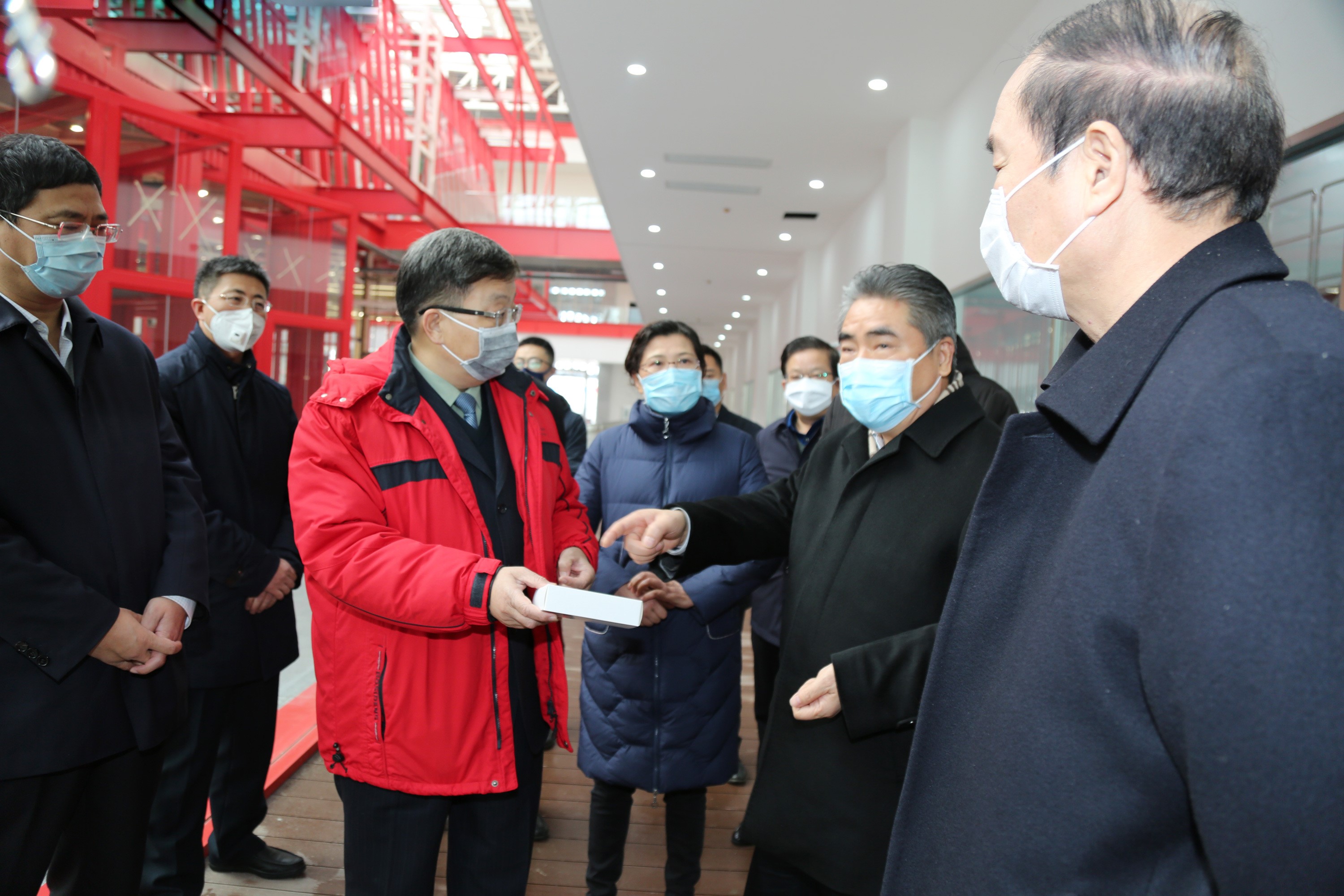 市委书记项雪龙一行莅临九五至尊电子游戏药业 关怀指导新冠肺炎防控药物生产工作